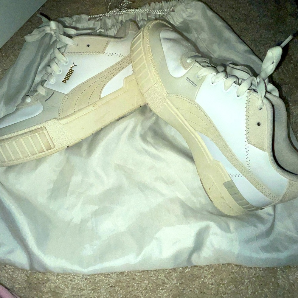 Woman’s Puma sneakers